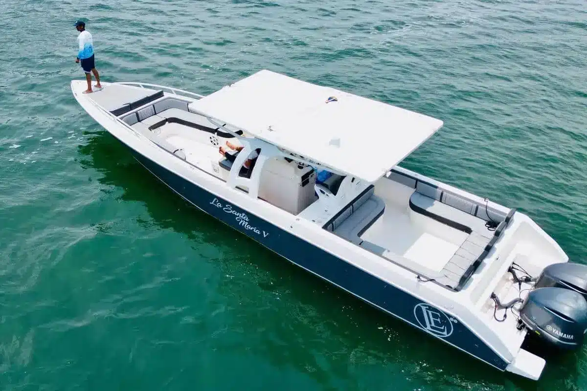 Lancha deportiva Santa María V navegando frente a Cartagena
