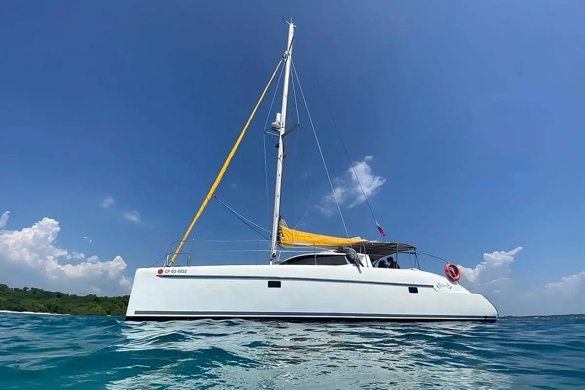 Catamarán SIRENAS 40 FT navegando en la bahía de Cartagena